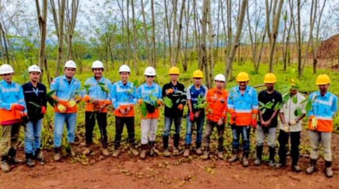 
					Hari Bumi CLM Tanam Ribuan Batang Pohon Lokal Di Area Tambang
