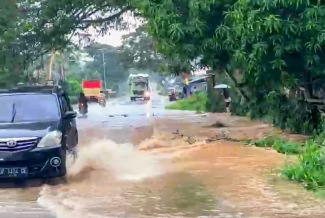 
					Desa Lambaresse Terendam Banjir Waga Keluhkan Kepala Desa Cuek