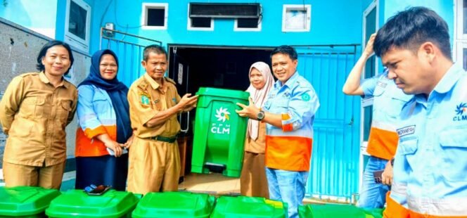 
					PT CLM Salurkan Ratusan Tempat Sampah Ke Desa Puncak Indah
