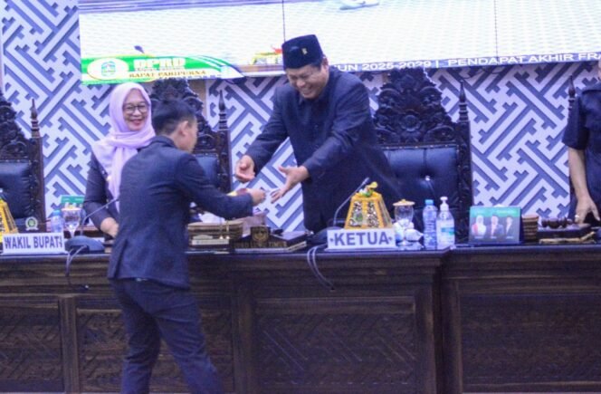 
					Pemandangan Umum Fraksi PDIP Tetap Konsisten, Minta Pemerintah Adil Terhadap Warganya, Dan Jangan Jadi Penonton Di KIMAL