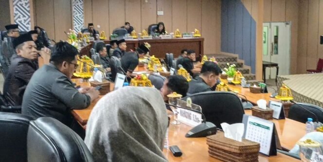 
					Bupati dan wakil Bupati Tidak Hadir, Paripurna APBD Perubahan Lutim Ribut Lagi