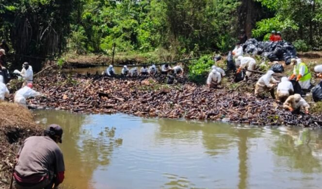 
					Bersihkan Sisa Minyak Di Aliran Sungai Matompi Dapat Sampah Pelastik Yang Menggunung