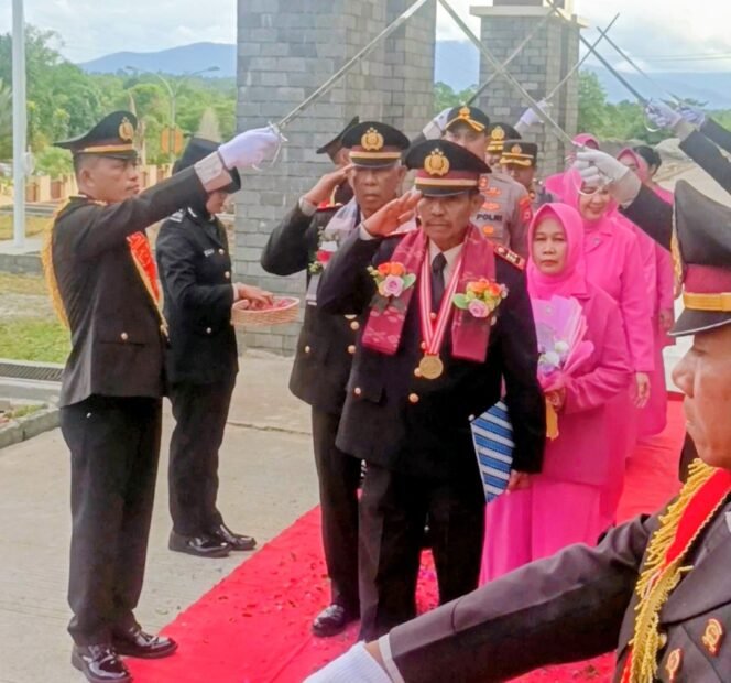 
					Selamat Bertugas Buat Pejabat Polres Lutim Yang Baru, Yang Purna Bakti Naik Mobil Dinas Terakhir