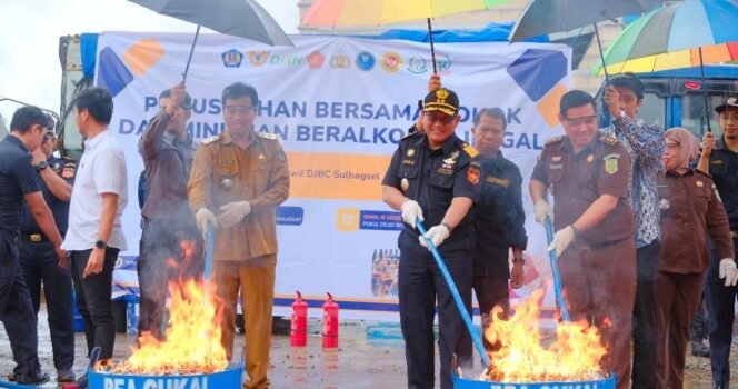 
					Rugikan Negara Miliaran Rupiah, Beacukai Malili Musnahkan Rokok dan Miras Ilegal
