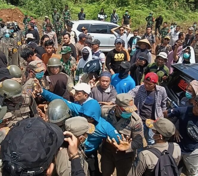 
					Warga Bentrok Dengan Satpol PP Saat Pemkab Lutim Paksakan Land Clearing