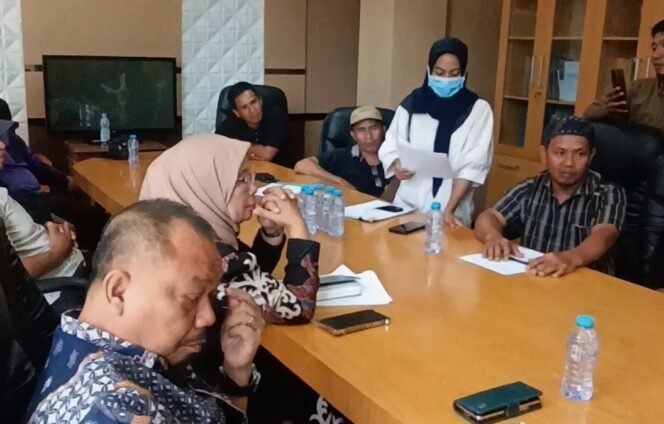 
					Lahannya Digusur Tanpa Ganti Rugi Puluhan Petani Dusun Laoli Mengadu Ke DPRD Lutim, Dan Lapor Ke Polisi