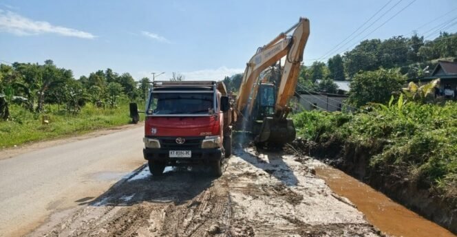 
					Cegah Banjir Meluap Di Jalan Raya, PT PUL Benahi Drainase di Salu Ciu