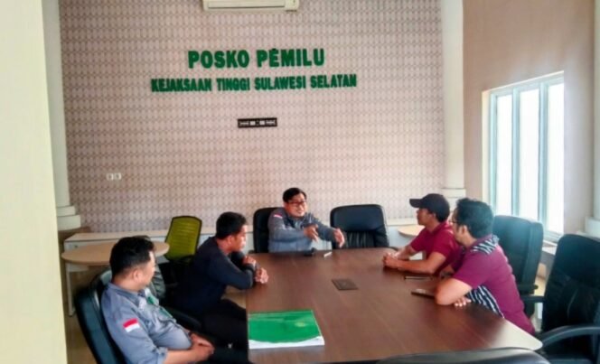 
					Kawal Kasus Seragam Sekolah dan Ambulans CSR, Aliansi MUAK Datangi Kejati Sulsel