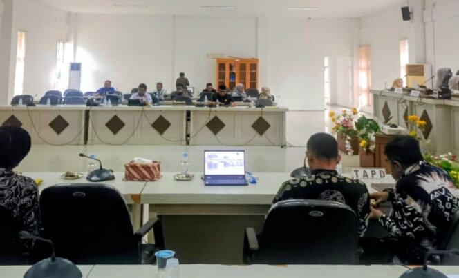 
					Aliansi MUAK Minta DPRD Lutim Tolak Anggaran Jumbo 800 M Proyek Multi Years Karena Masih Banyak Yang Lebih Penting