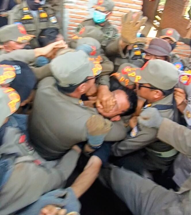 
					Hari Kedua Penggusuran, Pendamping Hukum Petani Laoli Diduga Dikeroyok. Direktur LBH Makassar Meluncur Ke Lutim
