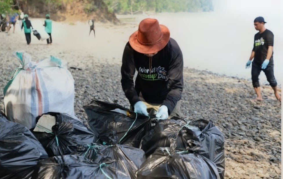 PT. CLM Jaga Ekositem Bulu Poloe, Sekitar Dua Ton Sampah Di Evakuasi