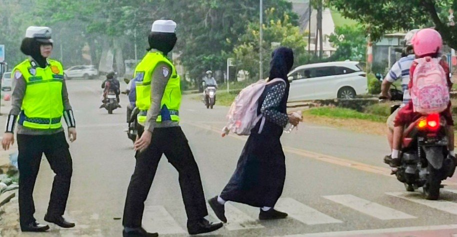 Senyum Polwan Di Pagi Hari Merubah Stigma Negatif Jadi Positif